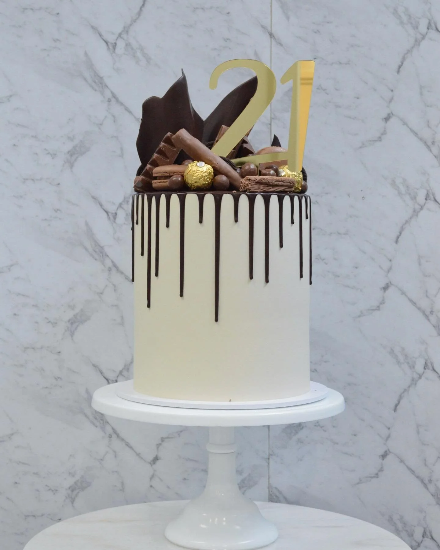 T W E N T Y  O N E 
Nothing better than a chocolate overload cake for a 21st 🤤

Topper by @ukitlaserdesign 
.
.
.
.
#cake #cakes #cakestagram #cakesofig #cakesofinsta #cakesofinstagram #igcake #igcakes #cakesdaily #igdaily #birthday #birthdaycake #m