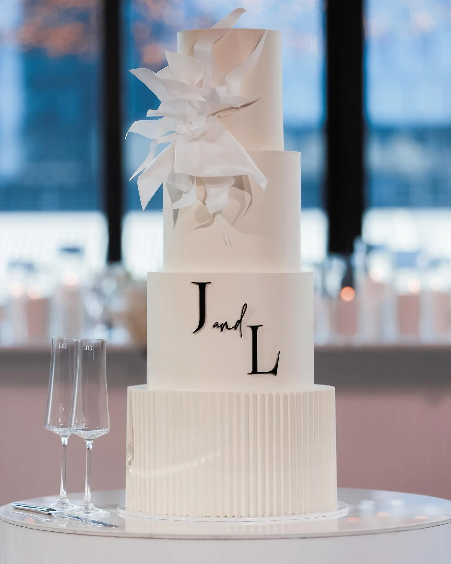 🖤 J &amp; L 🖤
How stunning did my sister&rsquo;s wedding cake turn out?! 😍
Of course she had to challenge me with her request! 

A stunning origami finish with wafer paper sails 😍

Swipe to see the stunning couple! 

📸: @aplphotography 
.
.
.
.

