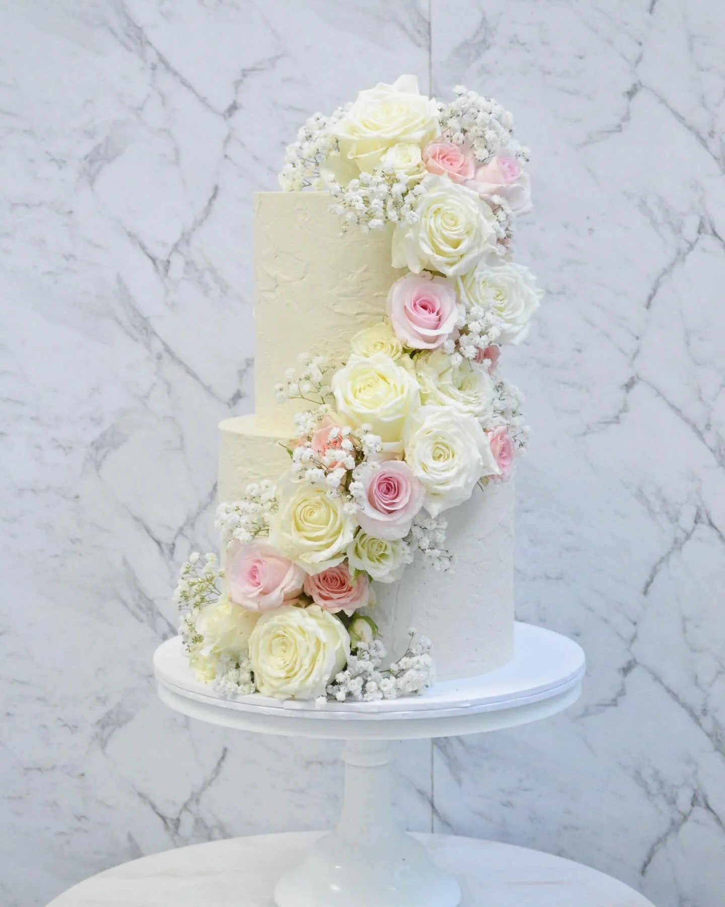 🩷🤍 C A S C A D I N G  F L O R A L S 🤍🩷
One of my last December weddings for the year 😍

Florals by @werribeestationflorist 
.
.
.
.
#cake #cakes #cakestagram #cakesofinstagram #cakesofig #cakesofinsta #igcake #igcakes #igdaily #cakesdaily #weddi