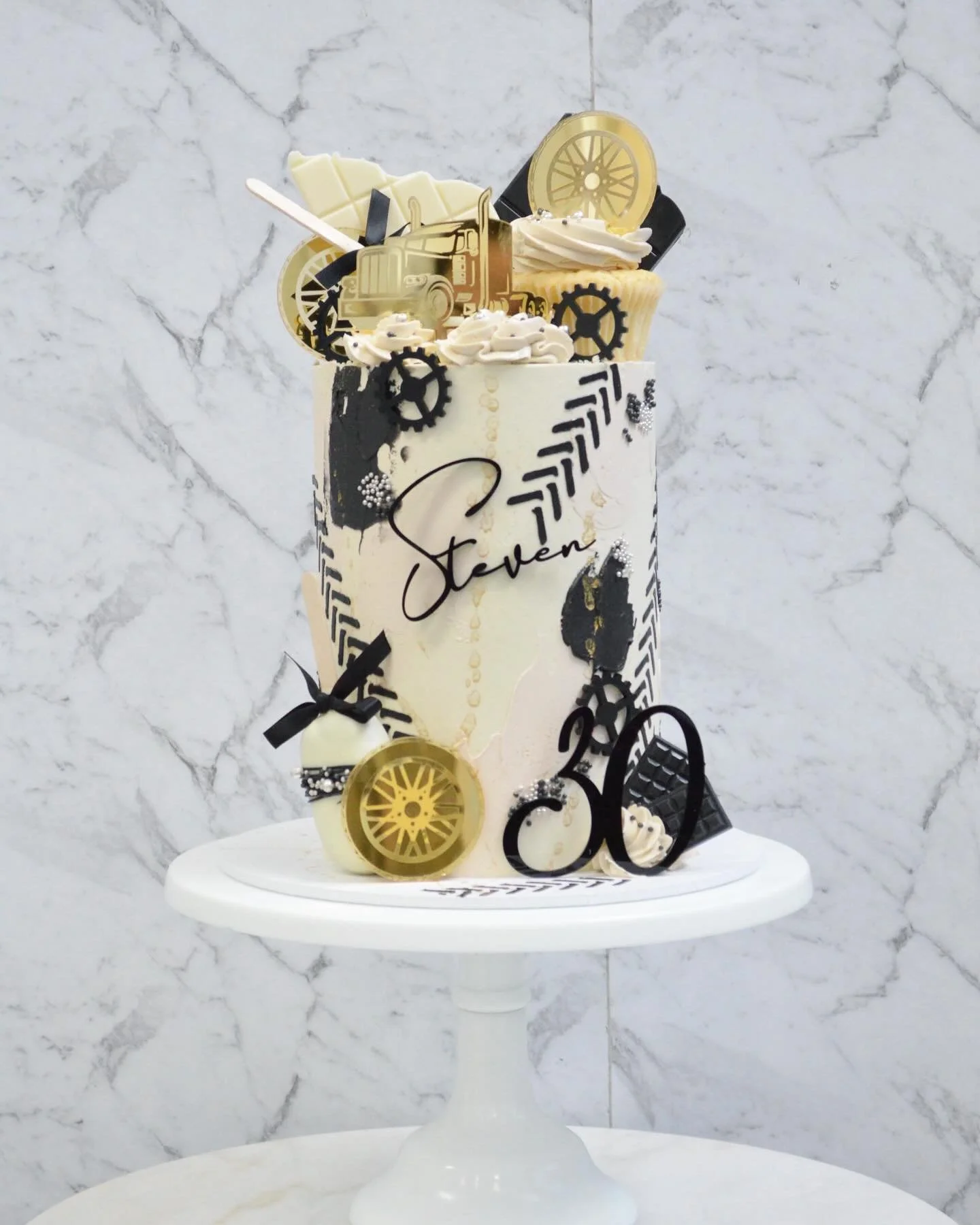 🖤 T H I R T Y 🖤
A super fun cake to create for Steven&rsquo;s 30th! 

Toppers by @ukitlaserdesign 
.
.
.
.
.
#cake #cakes #cakestagram #cakesofig #cakesofinsta #instacakes #instacake #thirty #thirtiethbirthday #birthdaycake #truck #truckcake #wheel