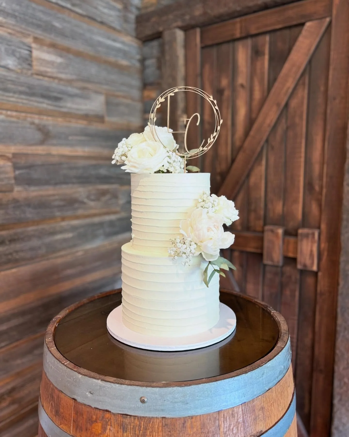 🤍 L &amp;  C 🤍
A classic tornado buttercream finish for this beauty 😍
.
.
.
.
.
#cake #cakes #cakestagram #cakesofig #cakesofinsta #instacake #instagood #instalove #wedding #weddingcake #weddingsmelbourne #melbourne #melbournecakes #cakesofmelbour