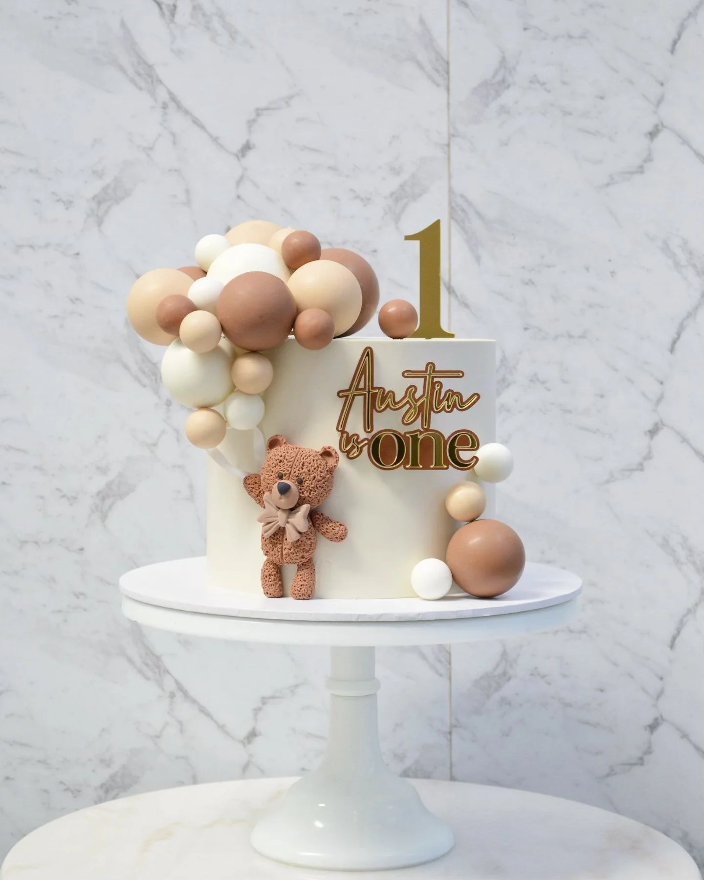 🧸 A U S T I N  I S  O N E 🧸
Loving this cake from the weekend for Austin&rsquo;s 1st Birthday! 
Teddy Bear all hand made by me 😍

Cake Toppers by @ukitlaserdesign 
.
.
.
.
.
#birthday #birthdaycake #cake #cakes #cakesofig #cakesofinsta #cakestagra