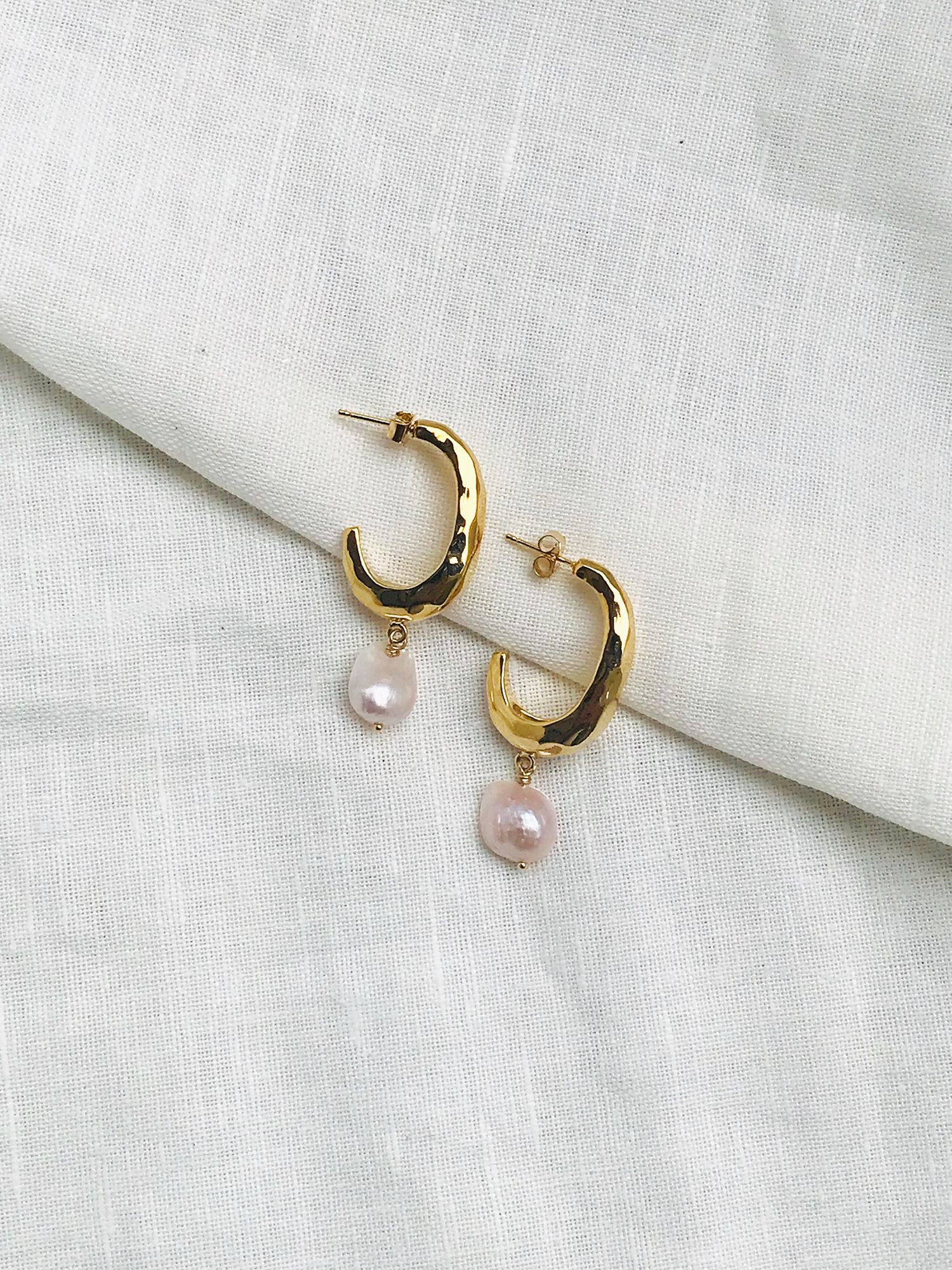 JuweriaPearlEarrings-ProductShot-1.png