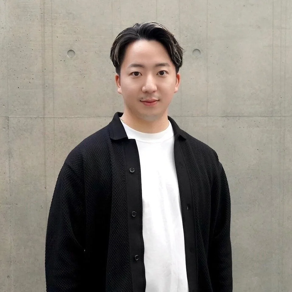 SUNVALLEY スタイリスト 矢島功輝。大人女性の白髪やエイジング毛の悩みに特化。暗くならないツヤと透明感のある白髪染め、髪質に合わせた上質な似合わせカットのスペシャリスト。表参道 美容師。