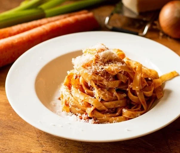 Here at The People’s Pasta we are only using free range beef and pork to make our Bolognese, it’s slow cooked for 4.5 hours with a little bit prosciutto to enhance the flavor and loads of fresh herbs, jut like my mama would do! Best served with our free range egg tagliatelle! 
Try for yourself now at @farrofresh @newworldnz and many more specialty store nationwide 
Buon appetito and happy Sunday 😀