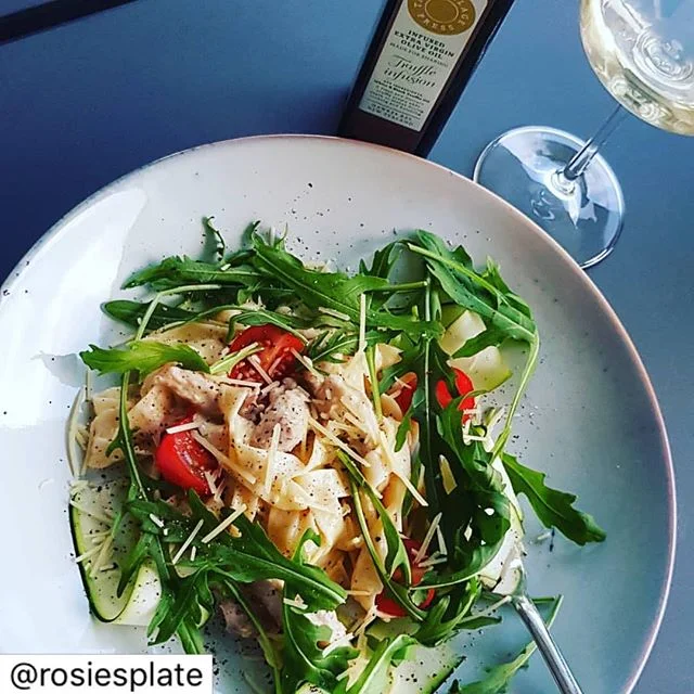 Truffle Chicken Alfredo with luxurious truffle oil from Hawkes Bay made with our fresh fettuccine paired with a glass of bubbles and top quality oil from @thevillagepress
•
•
•
•
•
•
•
•
•
🇦🇺
Photo credit @rosieplate