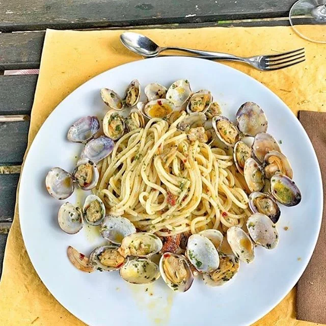 What a better way to embrace summer today that with a classic summer dish: clams, chilli, garlic and of course our fresh spaghetti! 
And lots of white wine! 
Find our pastas in @Farro @newworldnz @mtalbertmarket and many more food stores around the country!!! •
•
•
•
•
#thepeoplespasta #summerrecipes 
#auckland #foodie #local #aucklandfoodie #newzealand