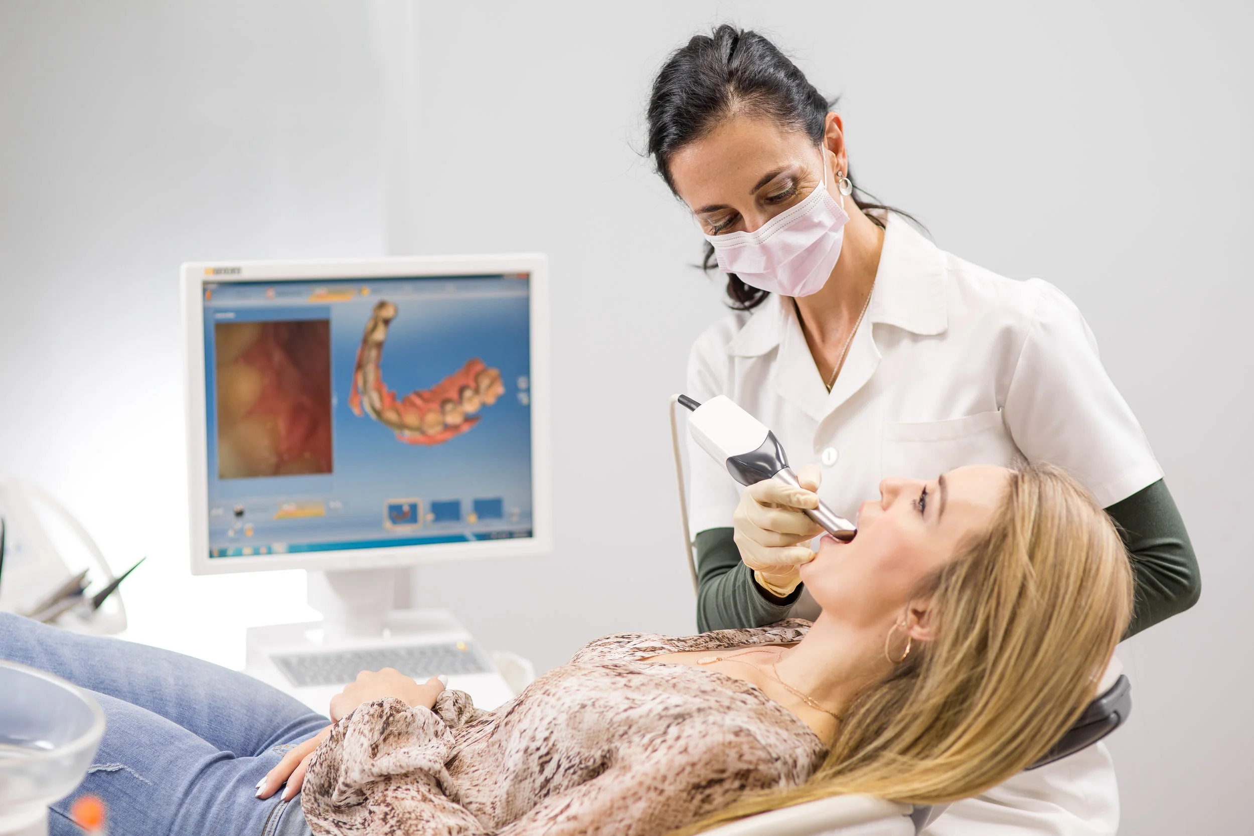 Veneers - Transform an ordinary-looking smile to a perfect whiter smile