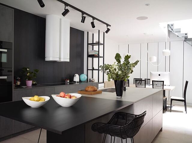 Another shot of this basement kitchen in Holland Park - a perfect example of multifunctional, family space. 📷 by @rachaels1