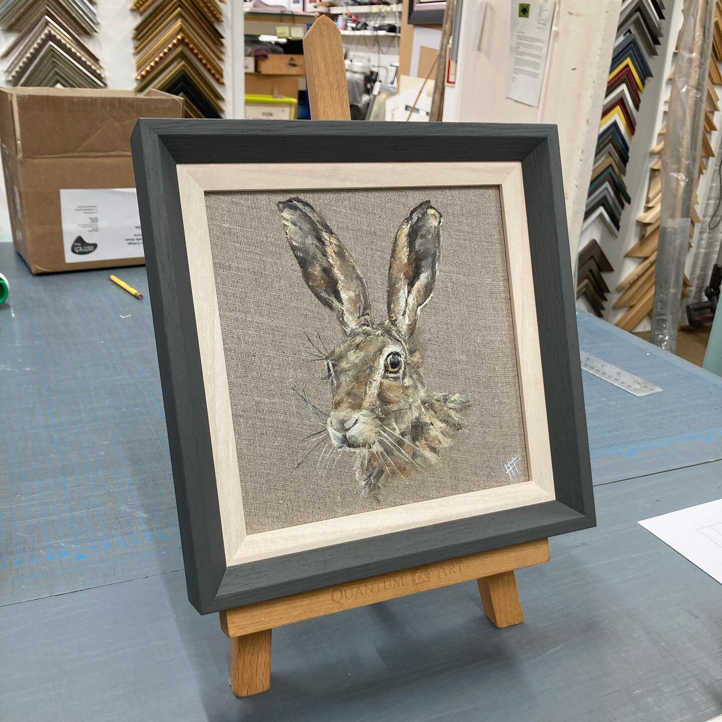 A little brown hare commission, framed and ready for dispatch. 

Oil on 20cm linen canvas board, perfectly framed by @levertonframers 💫 

For all available originals, please visit my website&hellip;

https://www.hannahtreliving.com/originals-shop

#