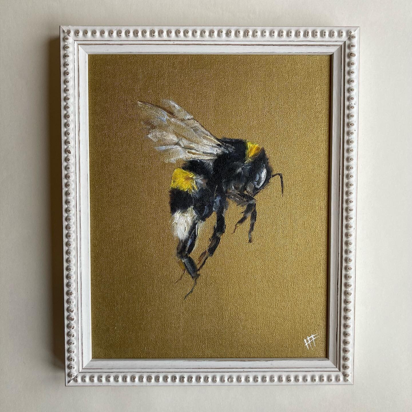 Christmas pressie inspo! This stock piece would make a very special present for a bee lover 🐝 

&lsquo;Incoming!&rsquo; is an oil and acrylic on antique gold, beautifully framed by @levertonframers 💫 

Full details are on the originals shop page of