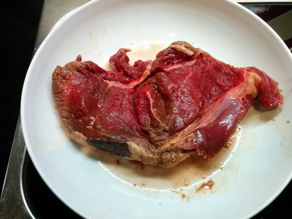 
Sirlion steak, new potatoes & garden peas  