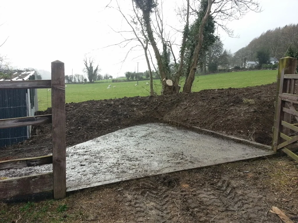 
Levelling off & cleaning up around the summer house  