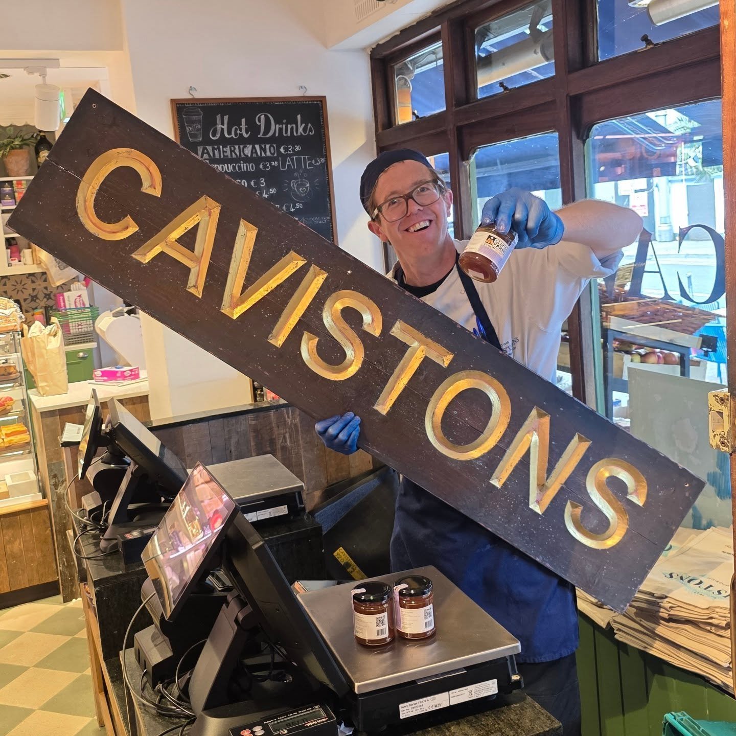 Dropped off lots of honey to Mark over in @cavistons 🍯🍯🍯

The new shop is looking incredible 😃 

Thanks to the customers that messaged me to ask when its back in stock 🐝🍯