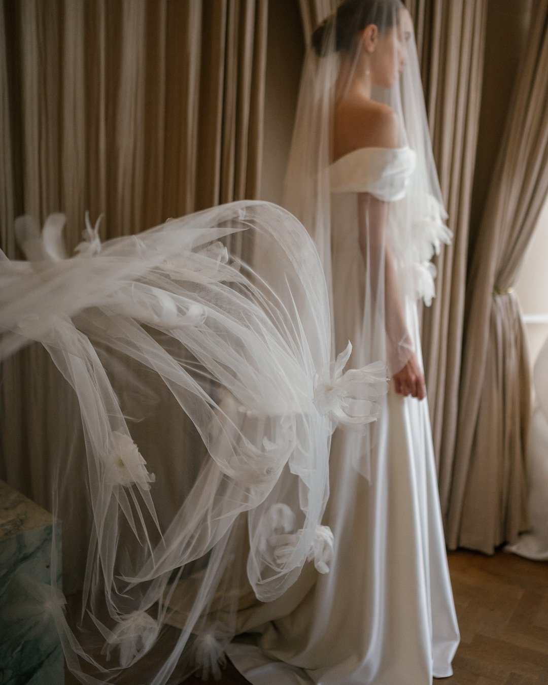 Our favourite @halfpennylondon veil...Dandelion 🤍

The Soft Dandelion veil is a forever classic - it features oversized silk organza floral appliqu&eacute;s cascading down the dramatic length of the fabric.

Save this post for future veil inspiratio