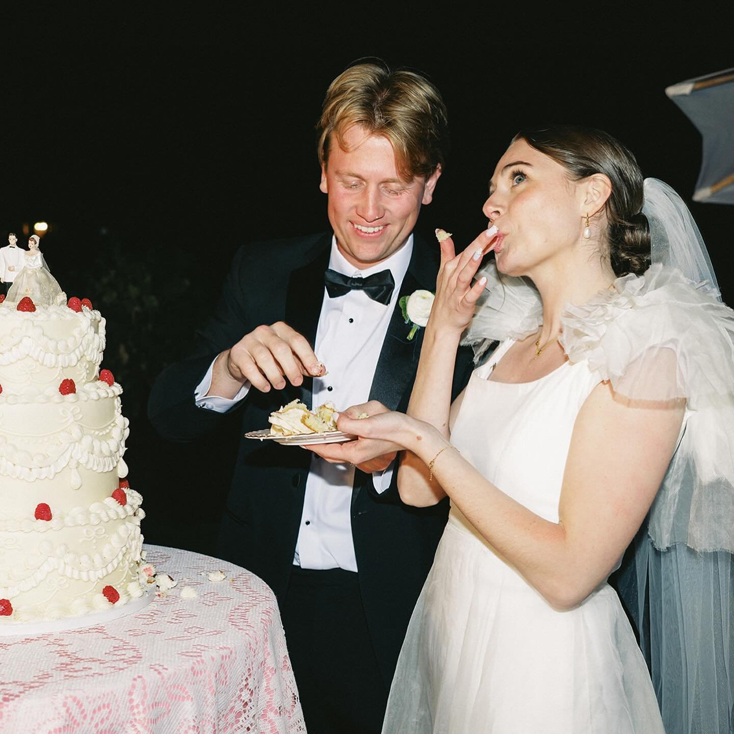 Gorgeous Mayfair @halfpennylondon....we love the styling of this beautiful wedding! That cake...yes please!

We've got the fabulous Mayfair hanging on our rails, make a date and try this beautiful wedding dress - make a appointment using the link in 