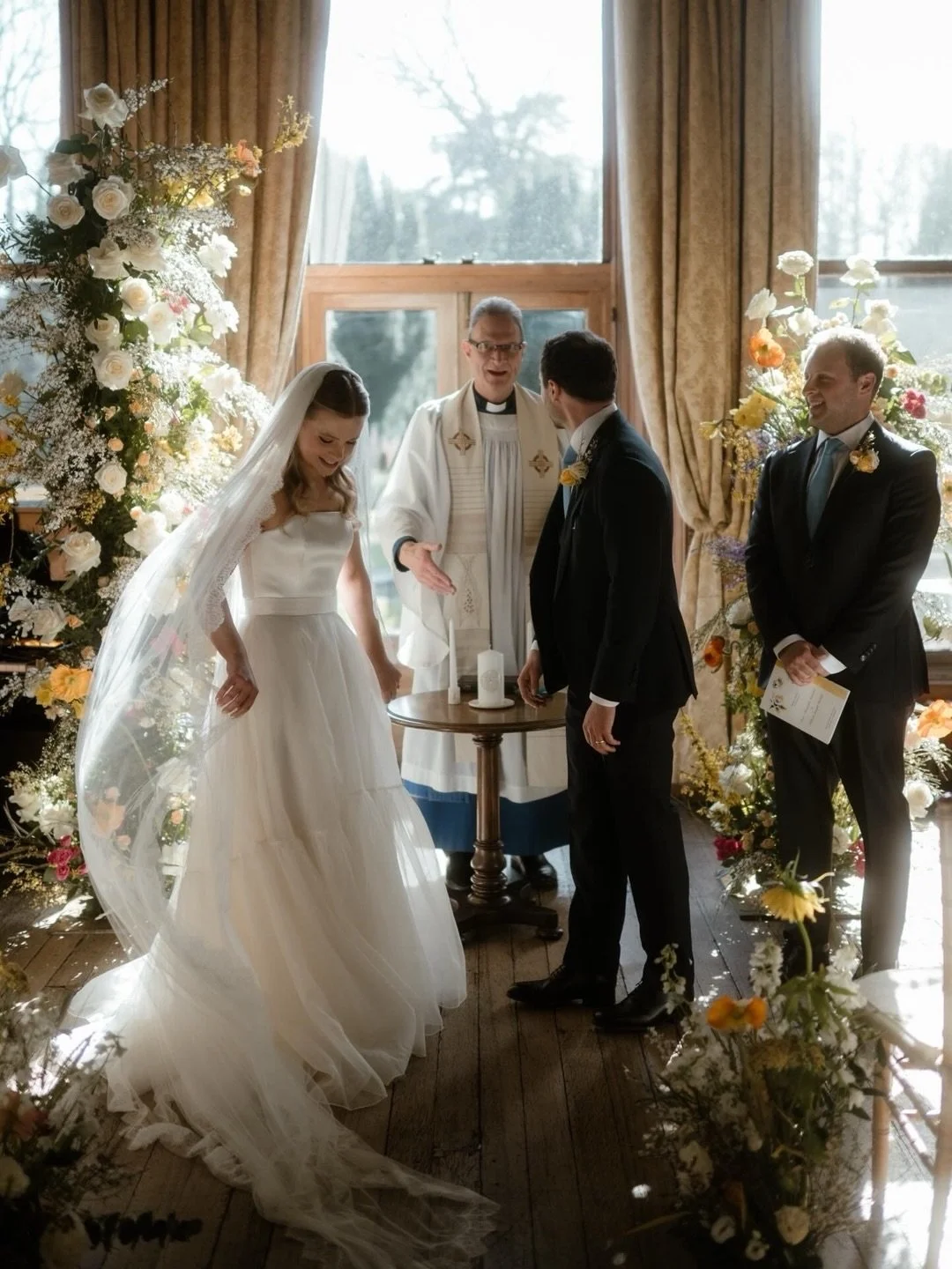 Halfpenny London inspo. 📌
⠀⠀⠀⠀⠀⠀⠀⠀⠀
An ageless bridal look..effortless, modern and so recognisably @halfpennylondon. Congratulations Rose &amp; Will 🥂
⠀⠀⠀⠀⠀⠀⠀⠀⠀
Photo by @katshootsweddings
⠀⠀⠀⠀⠀⠀⠀⠀⠀
Save this for bridal styling inspo. 🤍
⠀⠀⠀⠀⠀⠀⠀⠀⠀
