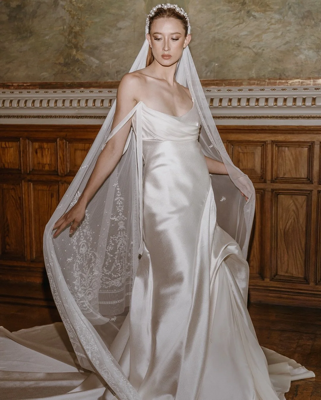 This is such a beautiful @saintbridal look. 🤍

The Scarlette gown paired with the Provence veil feels modern, sculptural and romantic...clean lines, soft draping and beautiful texture make dress a standout for brides looking for something a little d