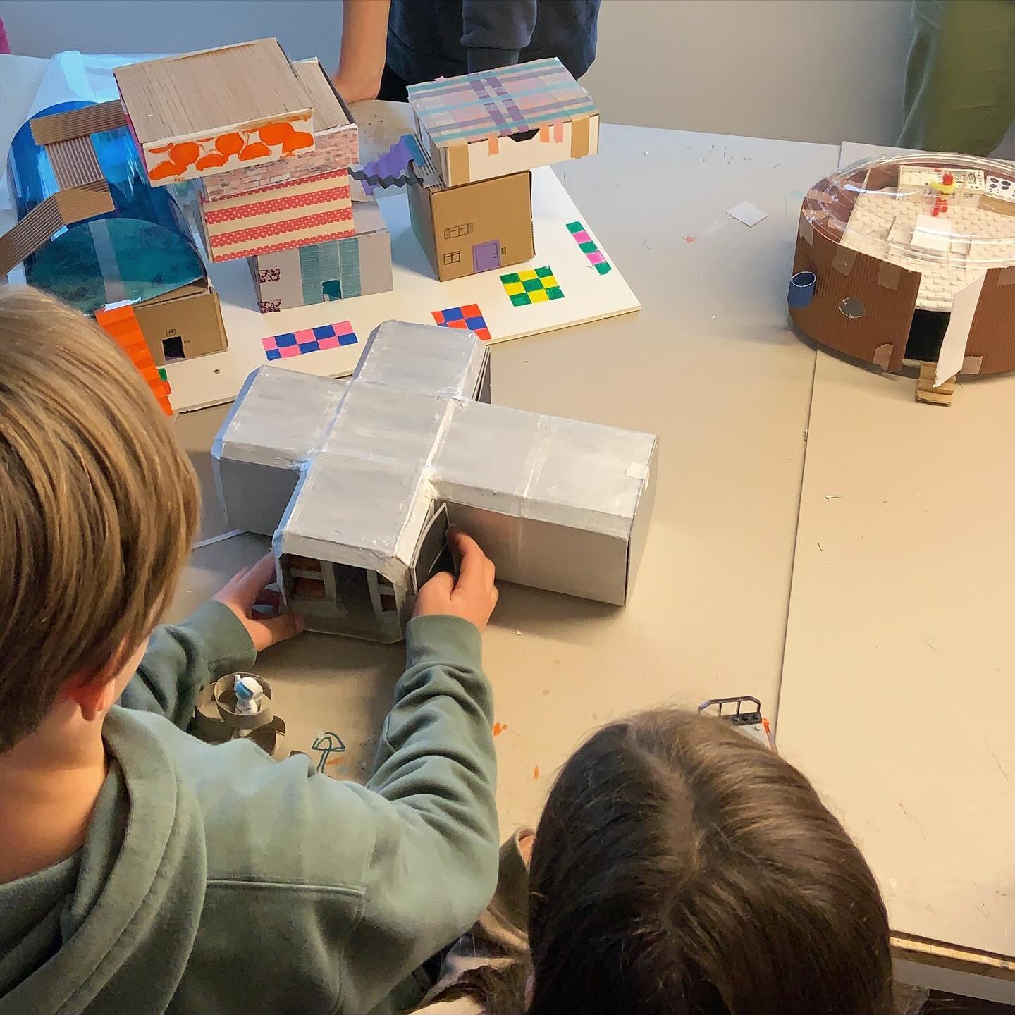 Mit h&ouml;chster Pr&auml;zision und einer klaren Zielvorstellung arbeiteten Nik und Lea an ihrem Raumschiff. Konzipiert f&uuml;r 6 Astronaut*innen bietet es Schlafkojen, Zonen f&uuml;r Aufenthalt und Nahrungsaufnahme sowie Raum f&uuml;r die Forschun