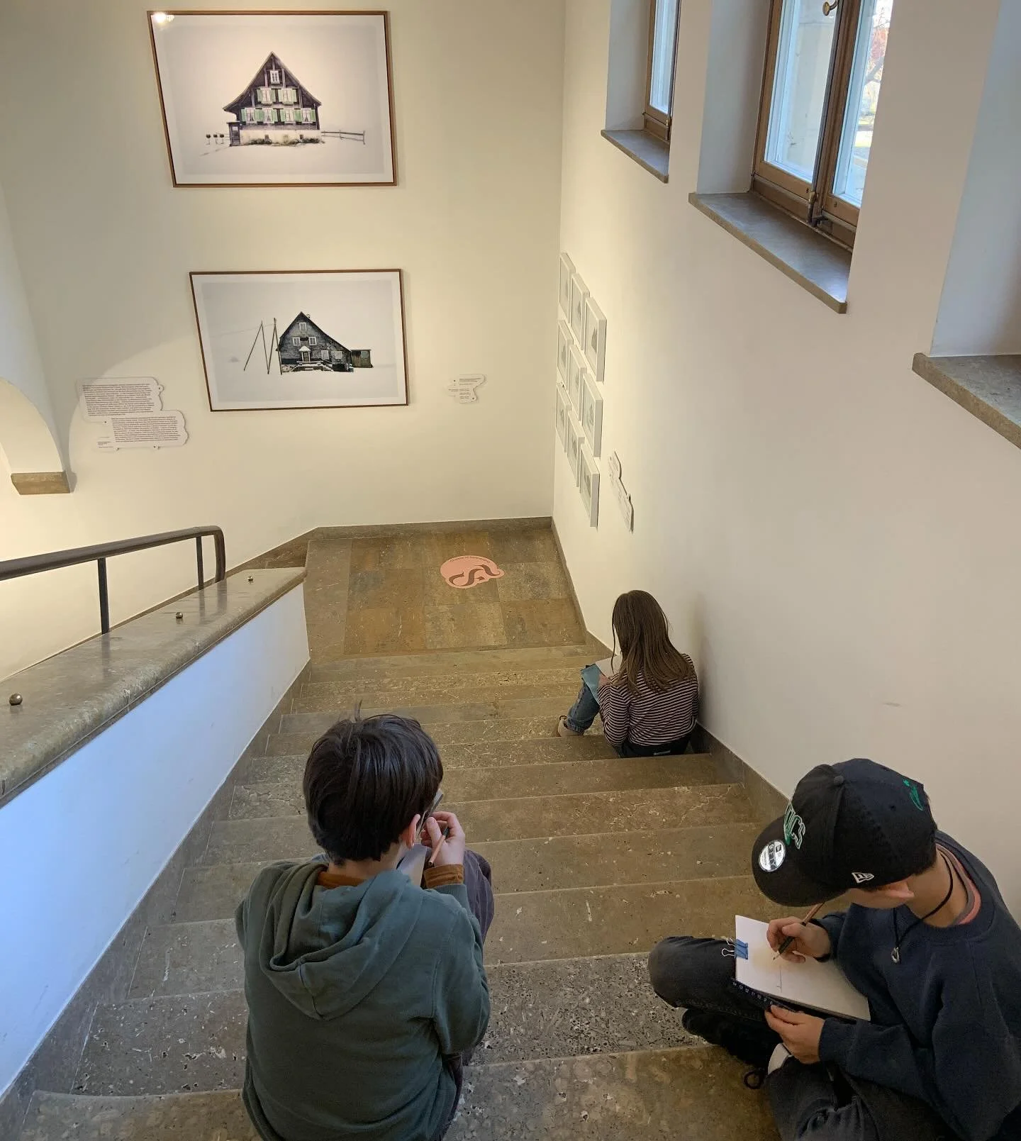 zu besuch im @zaz_bellerive&hellip;.kritische auseinandersetzung mit der typologie des chalets! die ausstellung ist empfehlenswert und bietet viel stoff f&uuml;r weitere arbeiten mit den kids!
*
*
*
#zeichnen #denken #entwerfen #gestalten #begreifen 