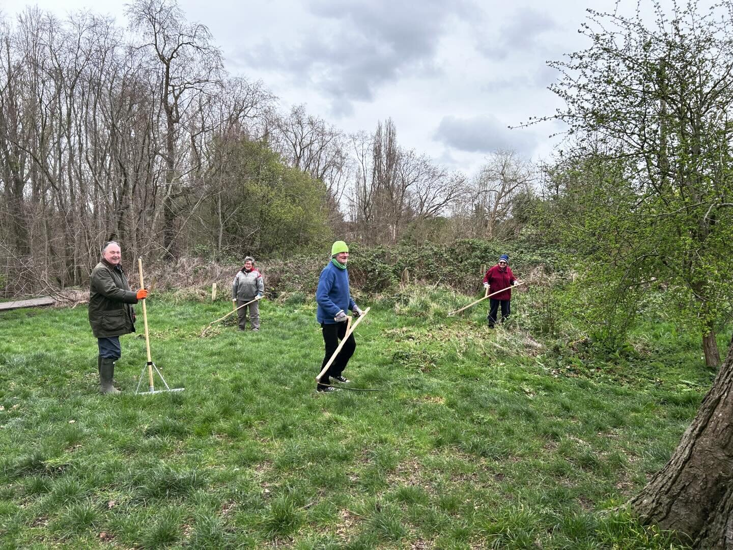 A big thanks to our Woodfield scythers who helped tidy up the grassland at the back of the pavilion yesterday. 
Their hard work has made it all look very neat. 
.
.
#woodfieldpavilion 
#scyther #scything 
#volunteer 
#tootingcommon