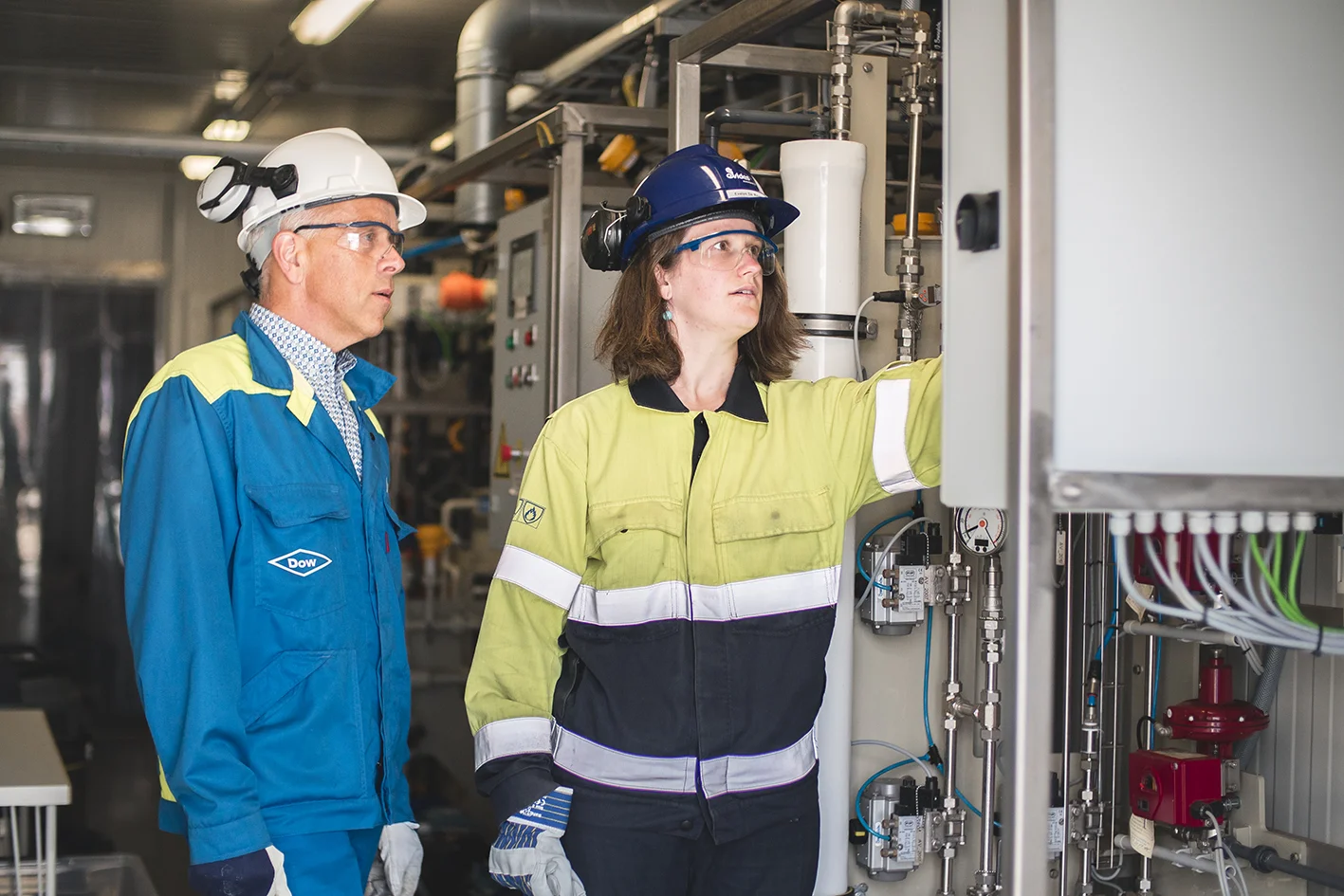 Niek van Belzen (Lead Analytical Technology Manager DOW Chemical) en Evelyn de Meyer (PhD student Universiteit Gent)