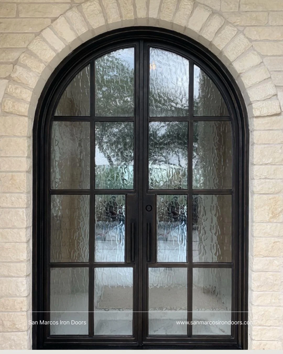 Arched elegance meets everyday privacy ✨
This double iron door blends timeless design with textured glass that lets the light in, without giving everything away. #IronDoors #LuxuryEntry #ModernMediterranean #CustomHomes #SanMarcosIronDoors