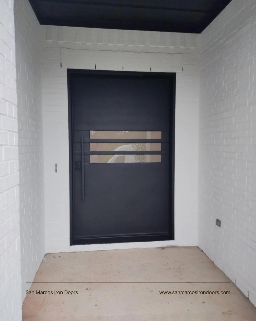 A front door that doesn&rsquo;t just welcome guests&hellip; it leaves an impression before they even step inside. 

#ModernEntryway #IronPivotDoor #LuxuryHomes #CustomIronDoors #SanMarcosIronDoors