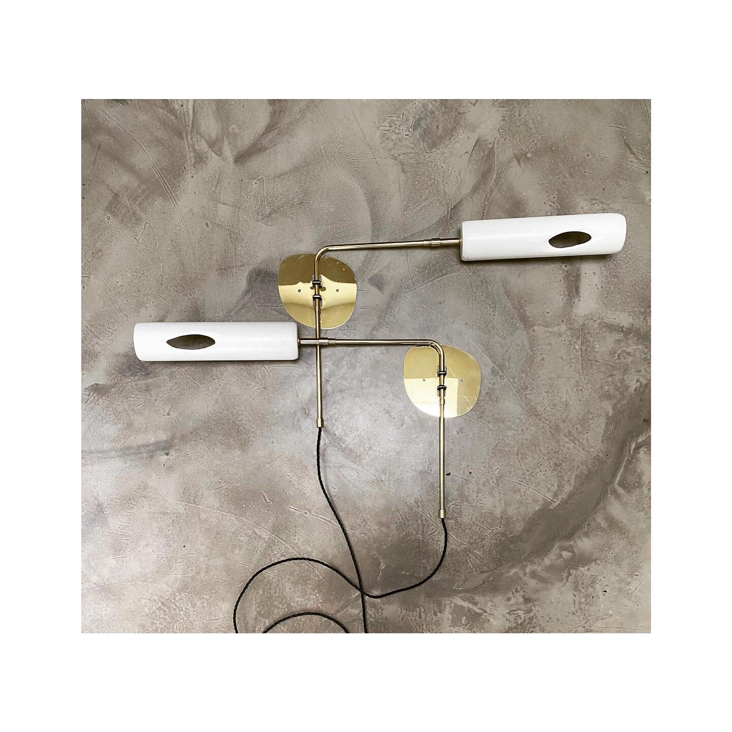 Chalk walllights x 2.
These pivot from their brass wall bracket.
The carved wooden shade has a gesso and wax finish, this is on a swivel joint- directional, sculptural, functional lighting.
🙌😉
Two more lights leaving the workshop today.
#light
#lig