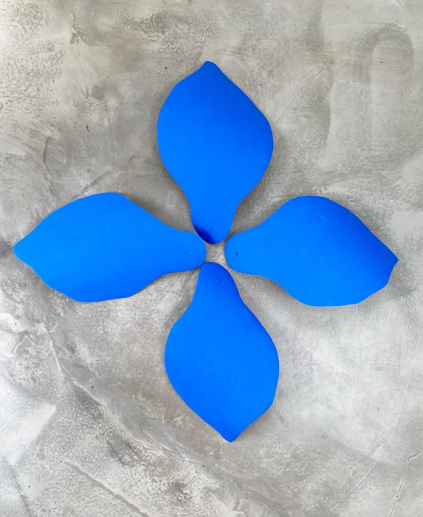 New petals- in Cobalt blue.
Working me curves.
💙
#handmadelighting 
#sculpturallighting 
#cobalt