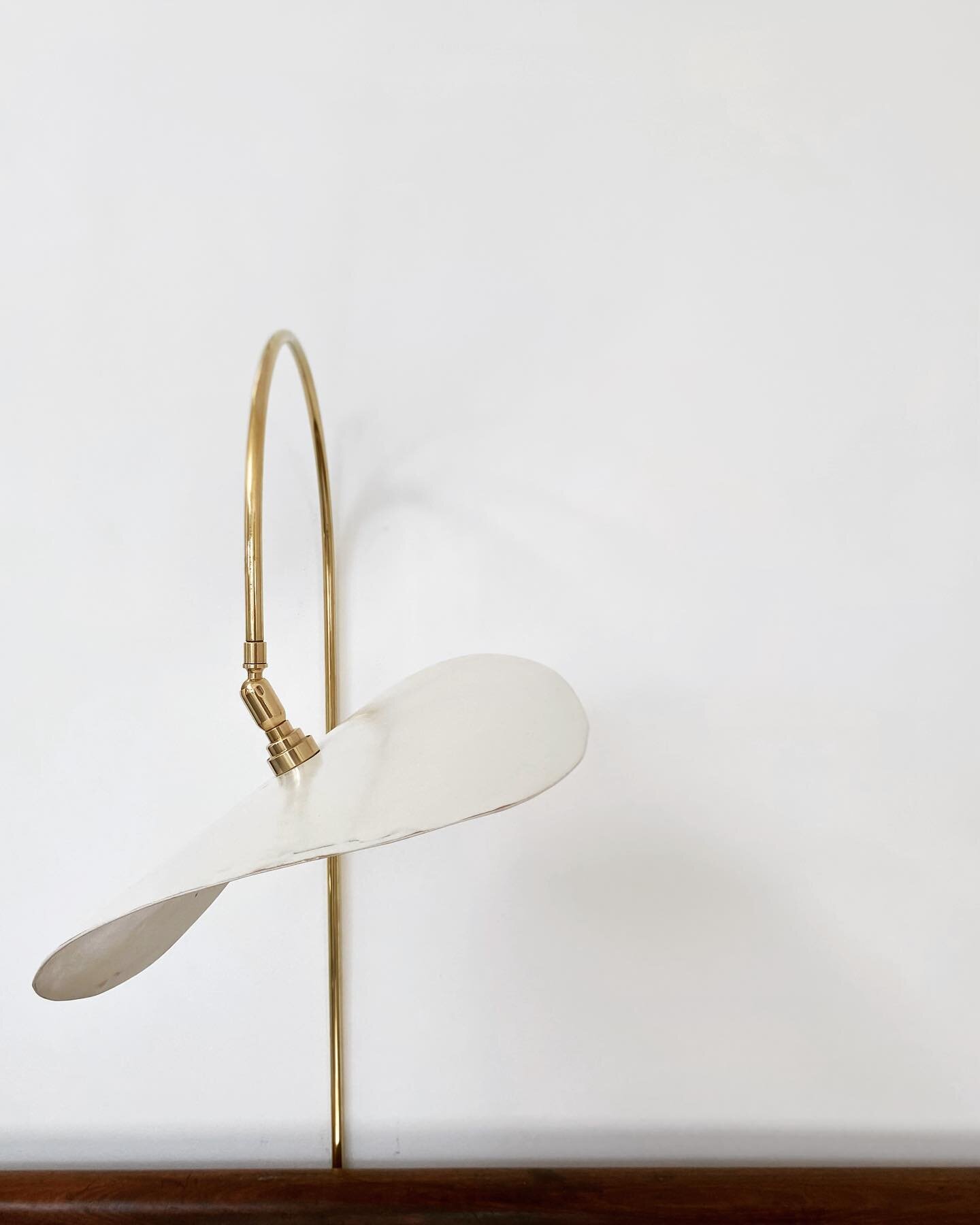 Honesty.
Is a hand curved and hand carved and sanded plywood form, with a gesso shell, sanded back and a beeswax polish.
It&rsquo;s a walllight.
On a curved stem of polished brass.
Beautiful pared back simplicity, refine, refine
#light
#honourmateria
