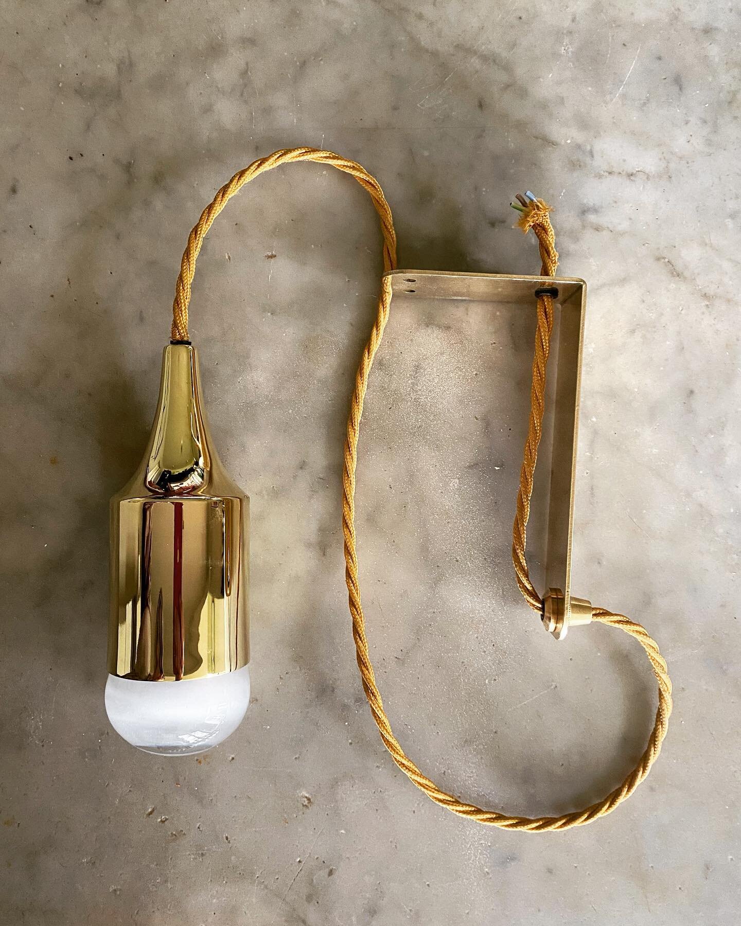 A Droplet walllight.
Just packing some pieces for the exhibition next week.
Stopped, this is so pretty, it&rsquo;s the Droplet on a gold twisted flex on a bracket I designed for @ginafosterinteriors project.
Hand turned brass, hand blown crystal glas