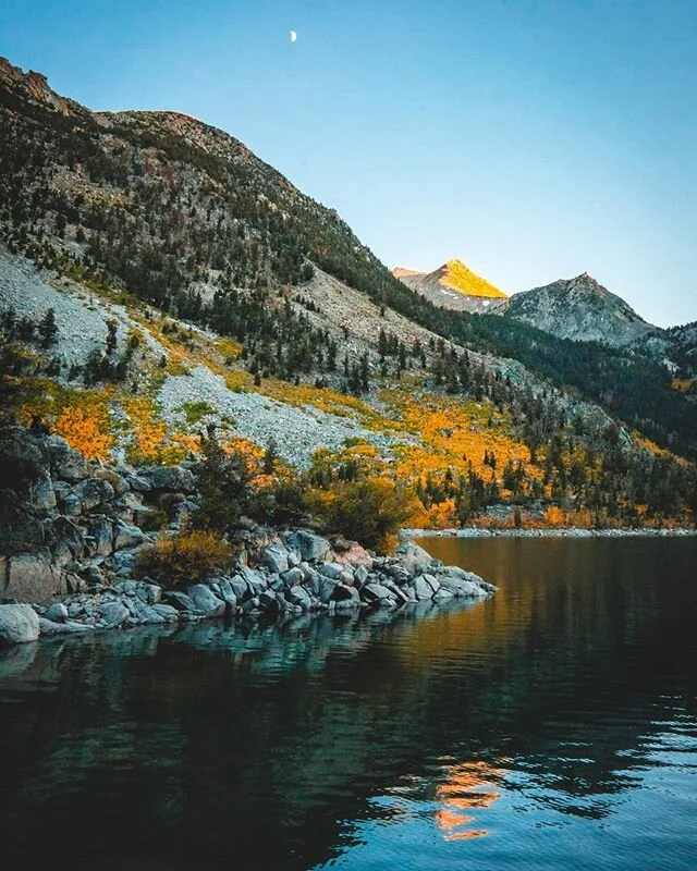 Hunting for those orange and red colors back in the fall. We had about two days of it before temps dipped to 20&deg; and frost took care of the rest. At least we had good timing (except for freezing our butts off those nights!
.
📸 Fujifilm X-H1 + Fu