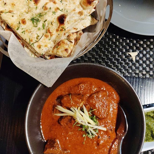 Rogan Josh + Butter Naan 📷: @nicolefigi 
#bhatti #lunchtime #curryhill #butternaan #lambcurry #indianfoodnyc #indianfoodbloggers #goodeats #midtownmanhattan