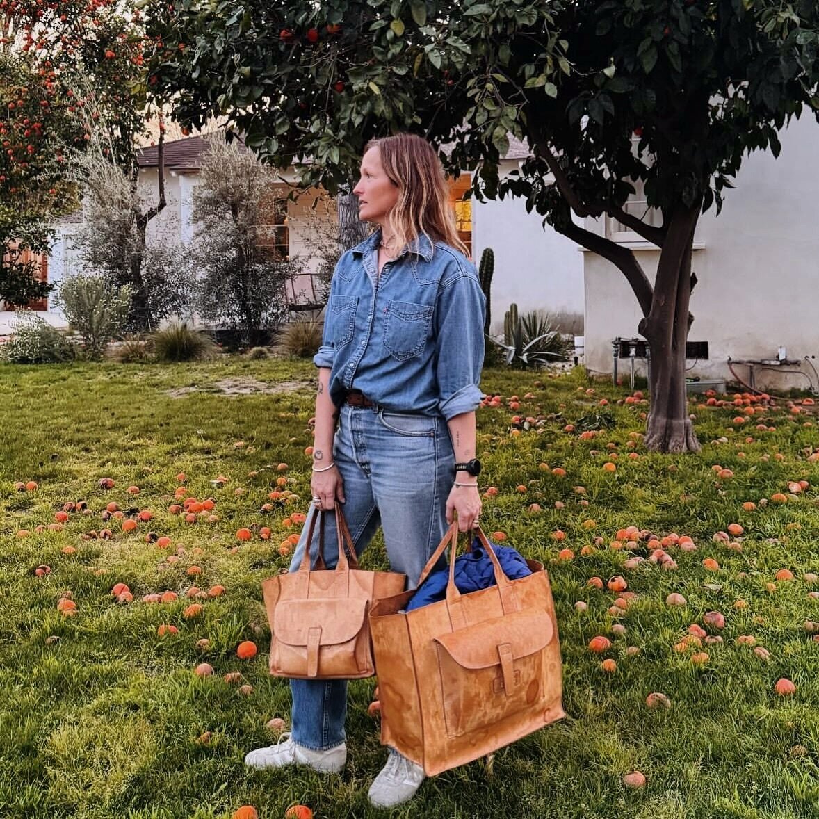 La belle @anais.wade, friend of the house, distance ocean swimmer(!) and photographer extraordinaire with her well loved, well worn, aged to perfection #sac1sac2 Natural Veggie Tan.

#agnesbaddoo #anaiswade #wellloved #wellworn #agedtoperfection #lea