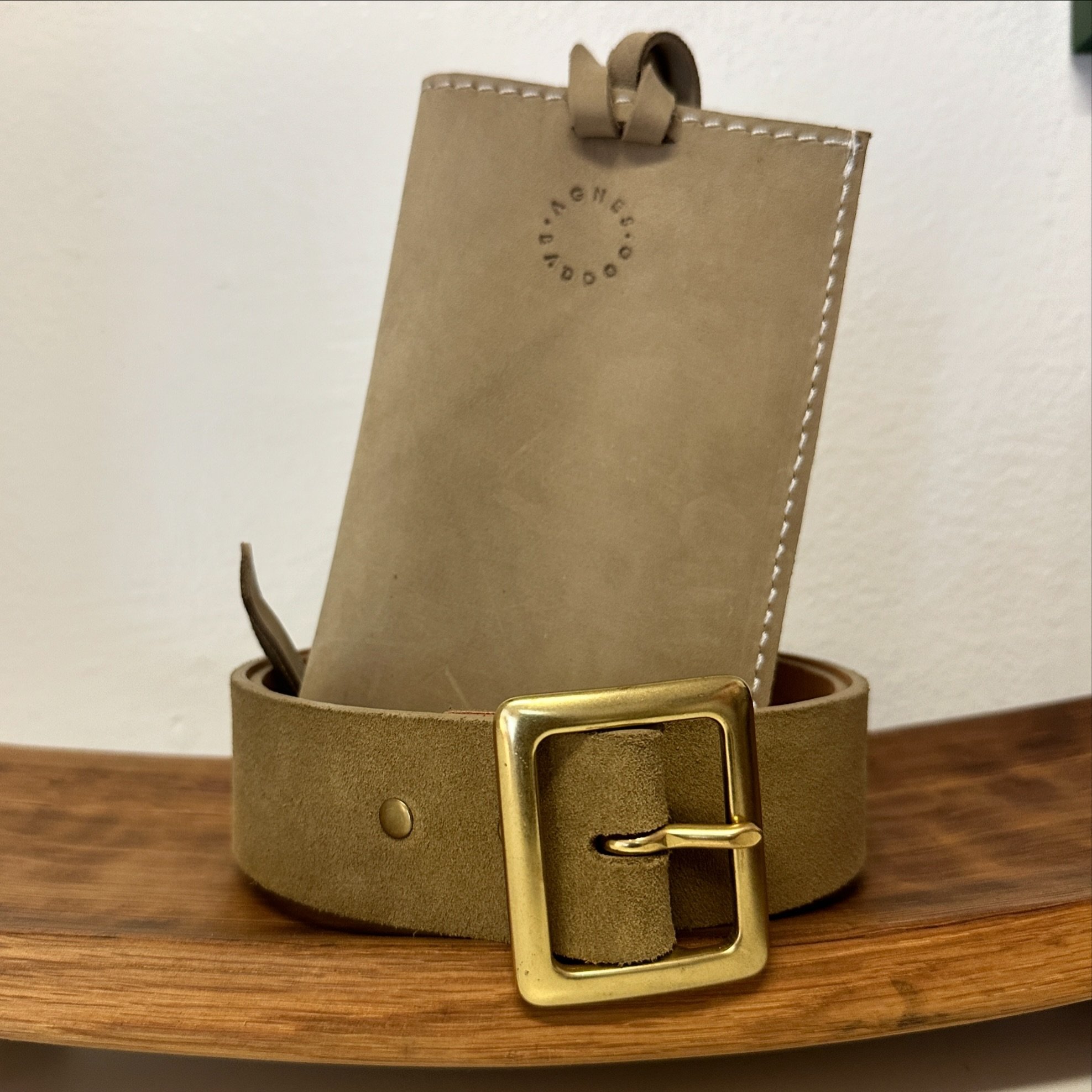 Hands free and held together; you know, it&rsquo;s also all about belts, in stock + ready to ship.

#agnesbaddoo #leather #leathergoods #sac1sac2 #beltsac #crossbody #sacpoint5 #carryall #marketsac #simplebelt #rawhide #coincase #cellphonecase #glass