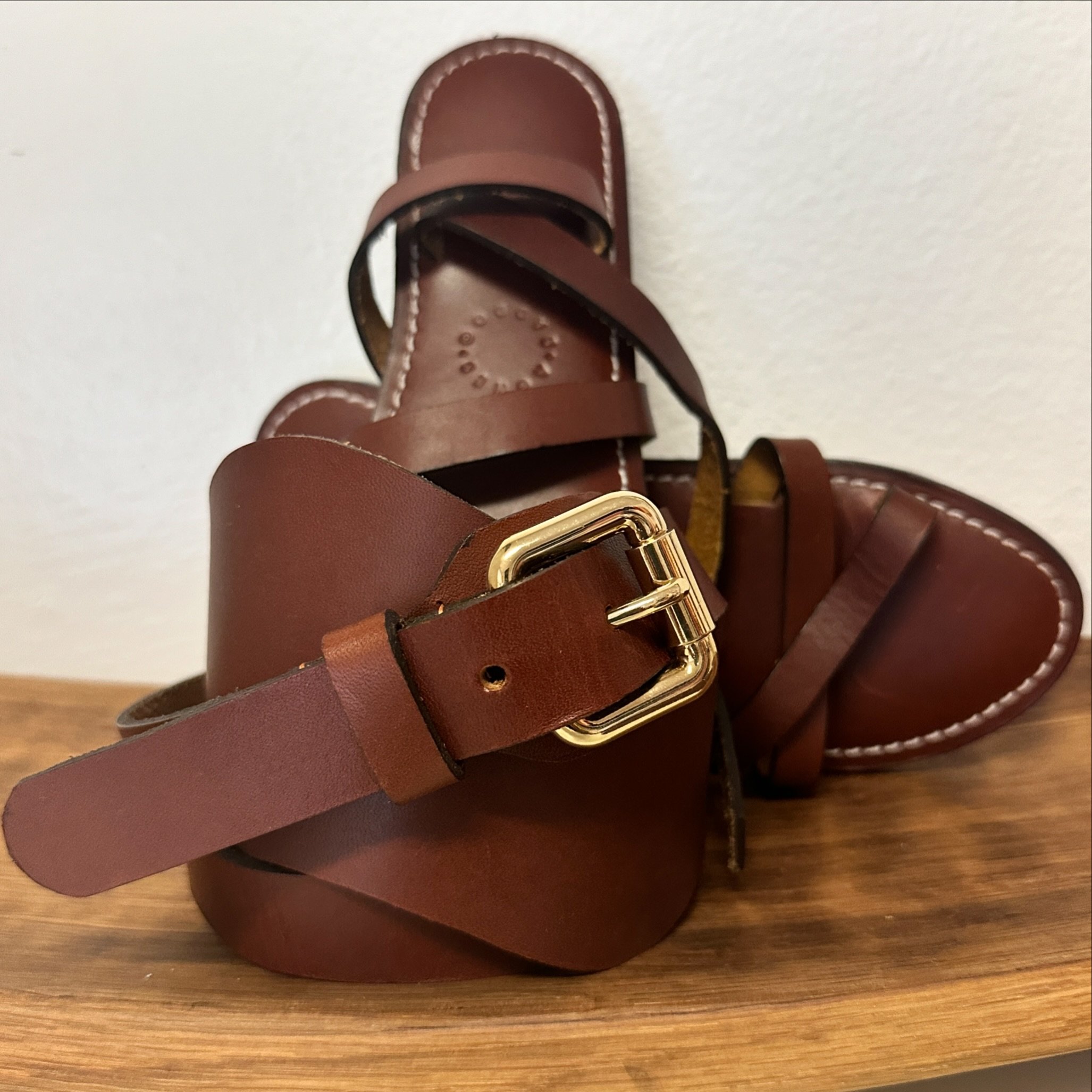 Nothing a belt and some sandals couldn&rsquo;t make better. In stock + Ready to ship.

#agnesbaddoo #leather #leathergoods #sac1sac2 #beltsac #crossbody #crosssandals #sandals #sacpoint5 #carryall #marketsac #wavebelt #simplebelt #coincase #cellphone