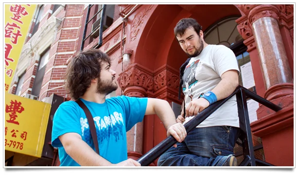 2009, NYC. Con mi primo Alex en la casa de FOTC. Llevo una de las camisetas de Katamari de Panic.