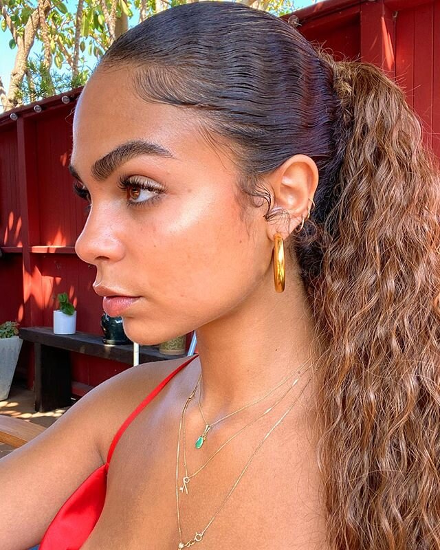 ✨GIVEAWAY✨[RULES BELOW] Sooooo if you&rsquo;re not a new follower you saw me go through the WORST hormonal acne I have ever had. I had lost all confidence, I was HEAVILY depressed and was getting ready to start accutane. Then I met my esthetician @sa