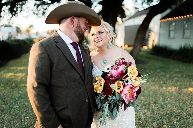 The most perfect lighting at the cutest Round Top wedding. Love second shooting with @daretoaimphoto