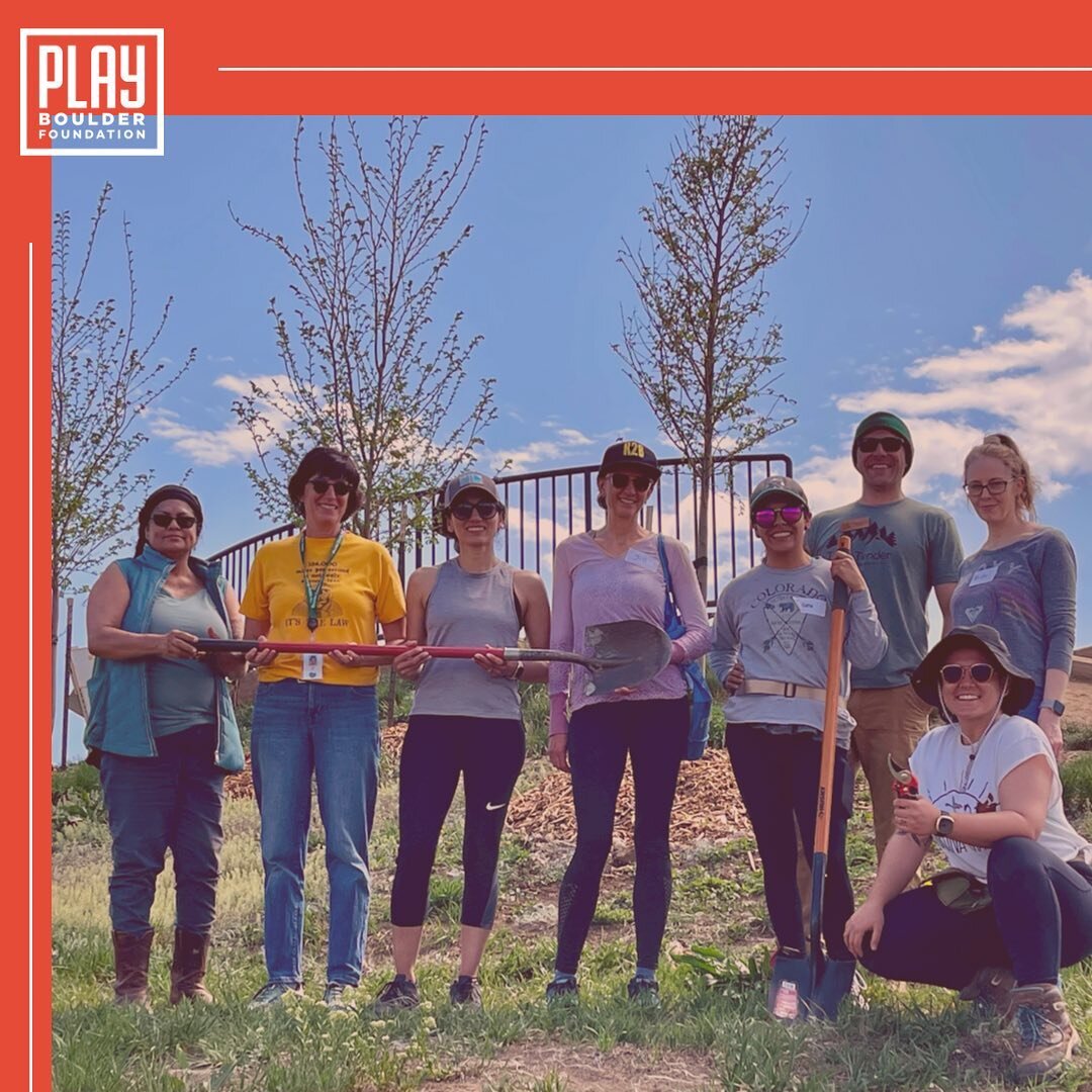 What a great looking group! Thanks for helping us take care of the trees at Valmont Bike Park this week before the rain 🌧️ 
//
&iexcl;Qu&eacute; grupo atractivo! Gracias a todos por ayudarnos a cuidar los &aacute;rboles en Valmont Bike Park esta sem