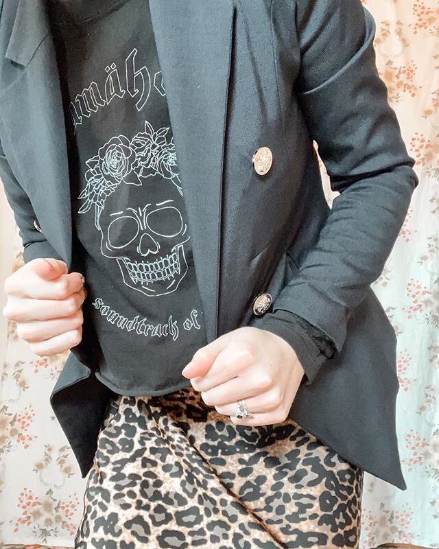 Rock it māmā, but make it office attire!
&bull;
#nzmade #nzdesign #nzmum #graphicdesign #illustrator #digitalillustrator #motherhood #supportlocal #ootd