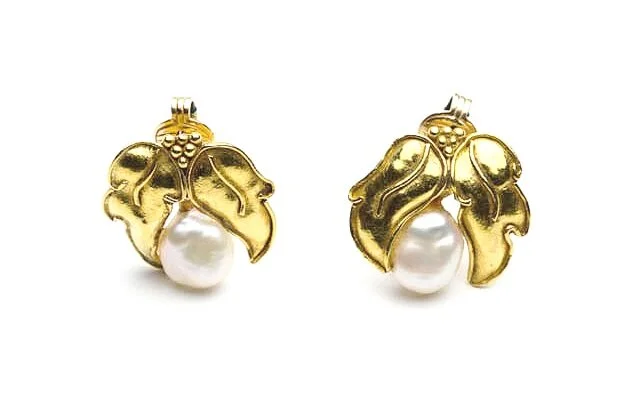 22k gold earrings with biwa pearl