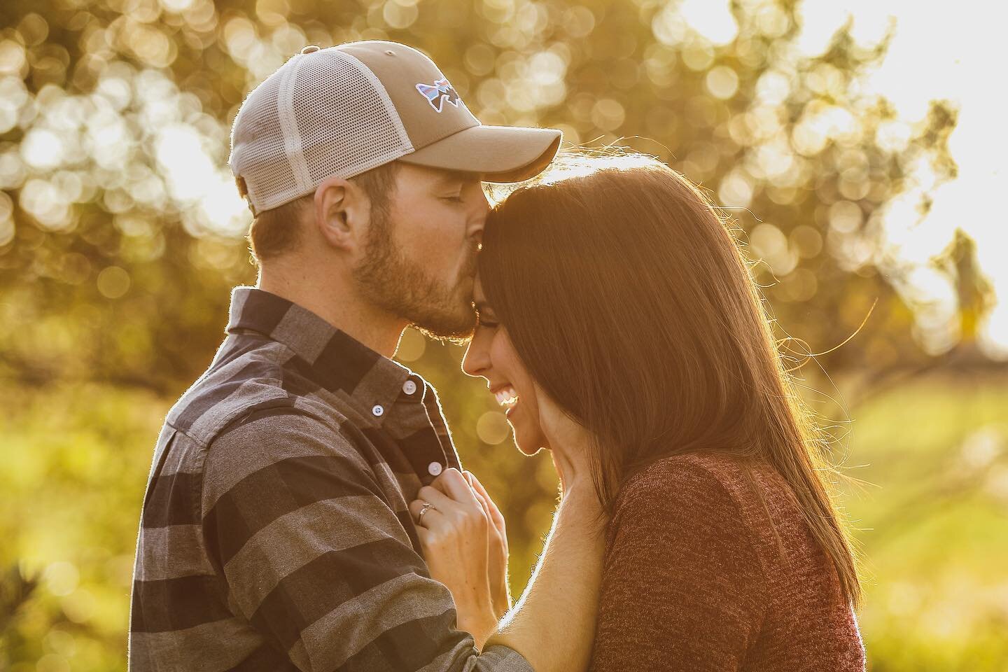 Throwback Tuesday? This photo just came up on my phone and I loveddddd this sunrise session with my friends. Excited to start doing more sessions in Ohio now that I&rsquo;m all settled in! October Fall minis anyone!? 

#photosbyalexgrace #daytonphoto