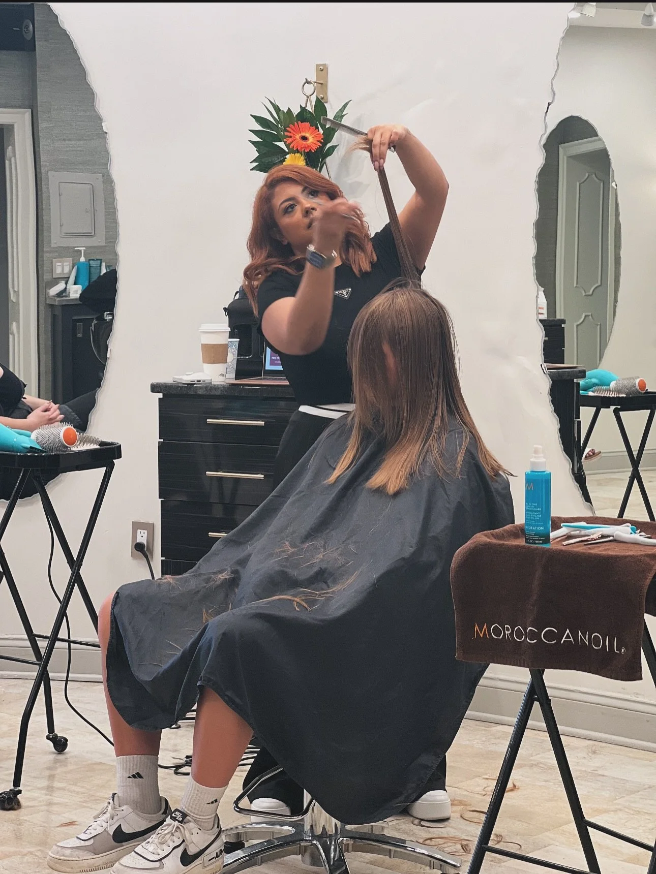 ✂️ All smiles, sharp skills, and Moroccanoil magic 💫

Anavel x Moroccanoil cutting classes with Beauty Craft in Wisconsin brought the heat&mdash;and the heart. Stylists left inspired, empowered, and ready to slay every strand. 

#BeautyCraftEducatio