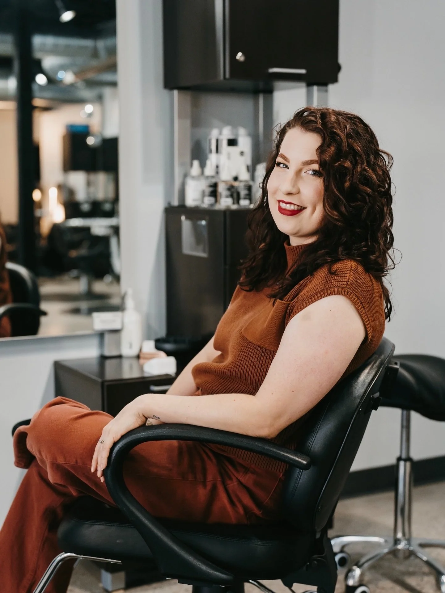 🌟 Educator Spotlight: 

Meet Elizabeth from the Twin Cities, MN!
@elizabethhairstyle 

Stylist. Mentor. Educator. With 12+ years behind the chair and 8+ years leading classes, Elizabeth brings heart, artistry, and curiosity to every class. She&rsquo