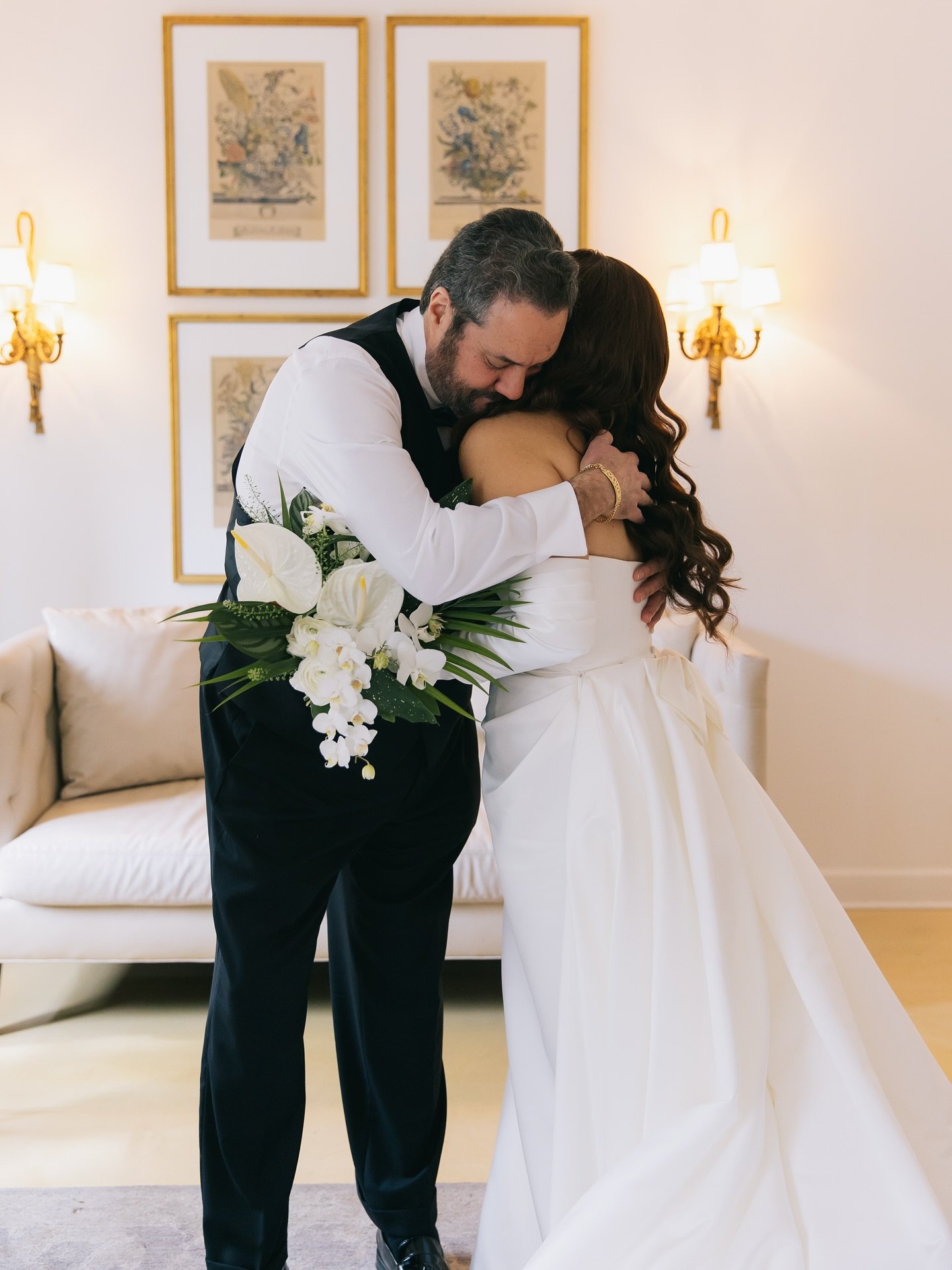 Happy Father&rsquo;s Day 🤍

Planner: @wildoakevents 
Photo: @dovetailphoto 
Floral: @acaciafloralco 
Venue: @tampagardenclub 
Beauty: @femmeakoi 
Dress: @essenseofaustralia