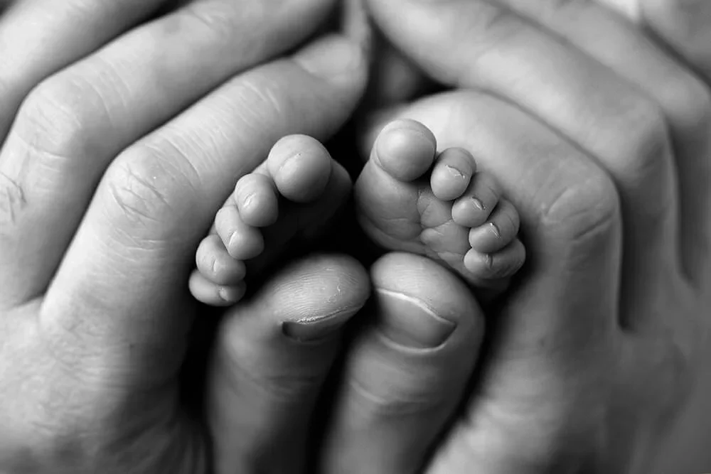 newborn photo with hands and feet showing top bay area doulas