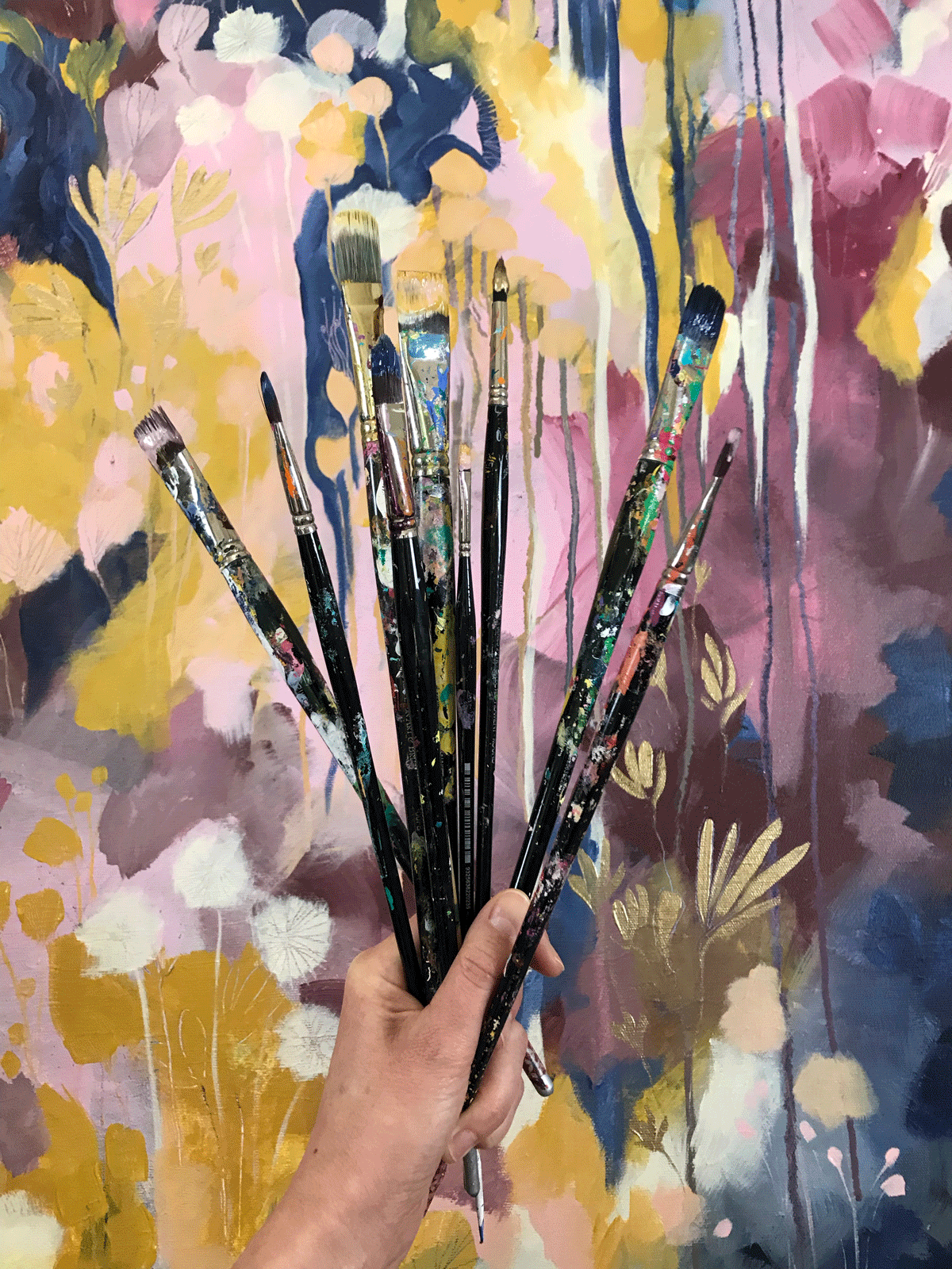 Susan_nethercote_holding-brushes.gif