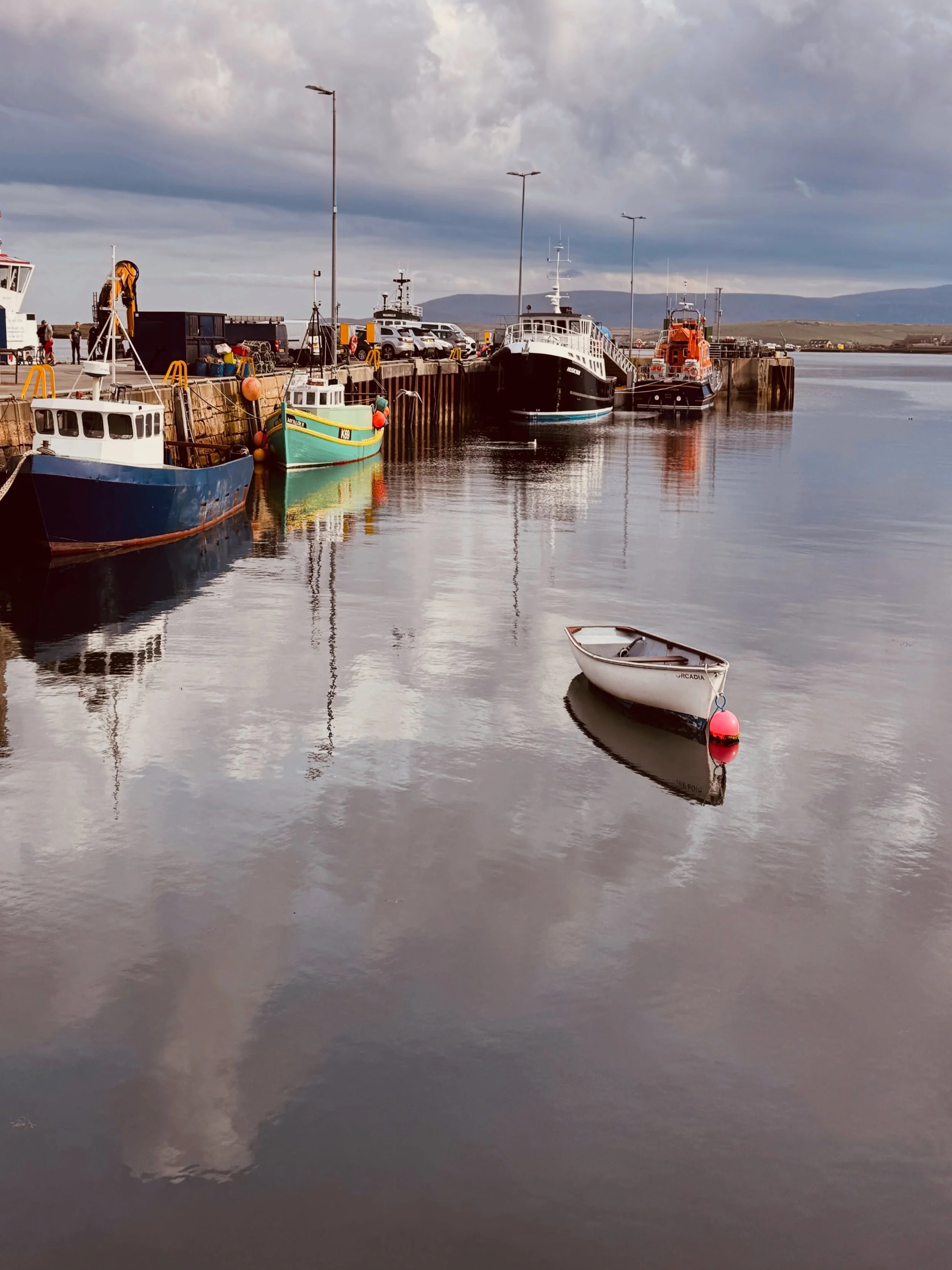 Orkney, Skotlanti!
Kiitos Postdoc-poolin ja Suomen Kulttuurirahaston tuen, p&auml;&auml;semme muuttamaan t&auml;nne ihmeelliseen paikkaan elokuussa vuoden mittaisen tutkimusjaksoni ajaksi. Nyt k&auml;ytiin Merin kanssa skouttaamassa paikkoja ja tutus